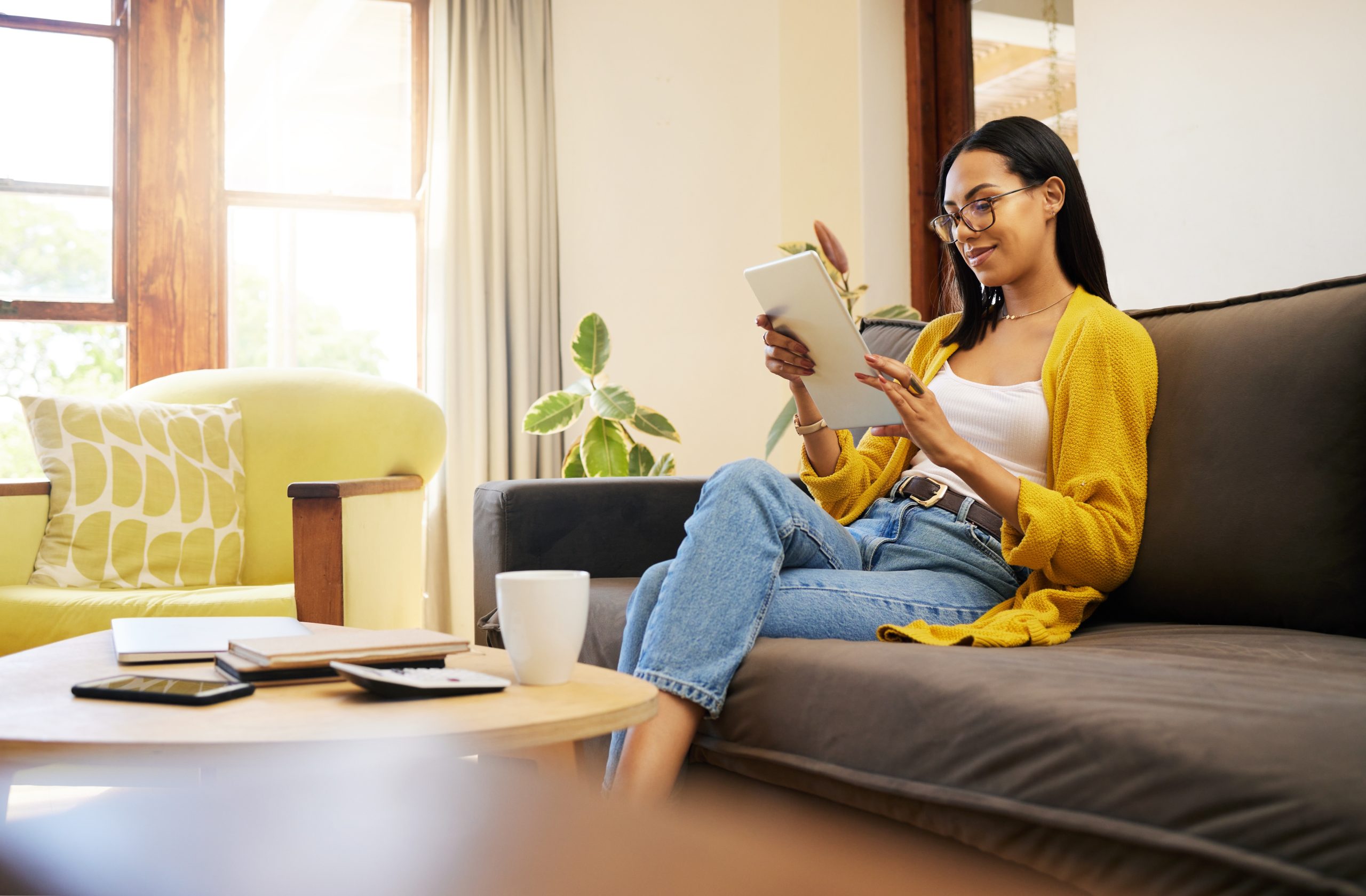 femme qui lit sur un canapé