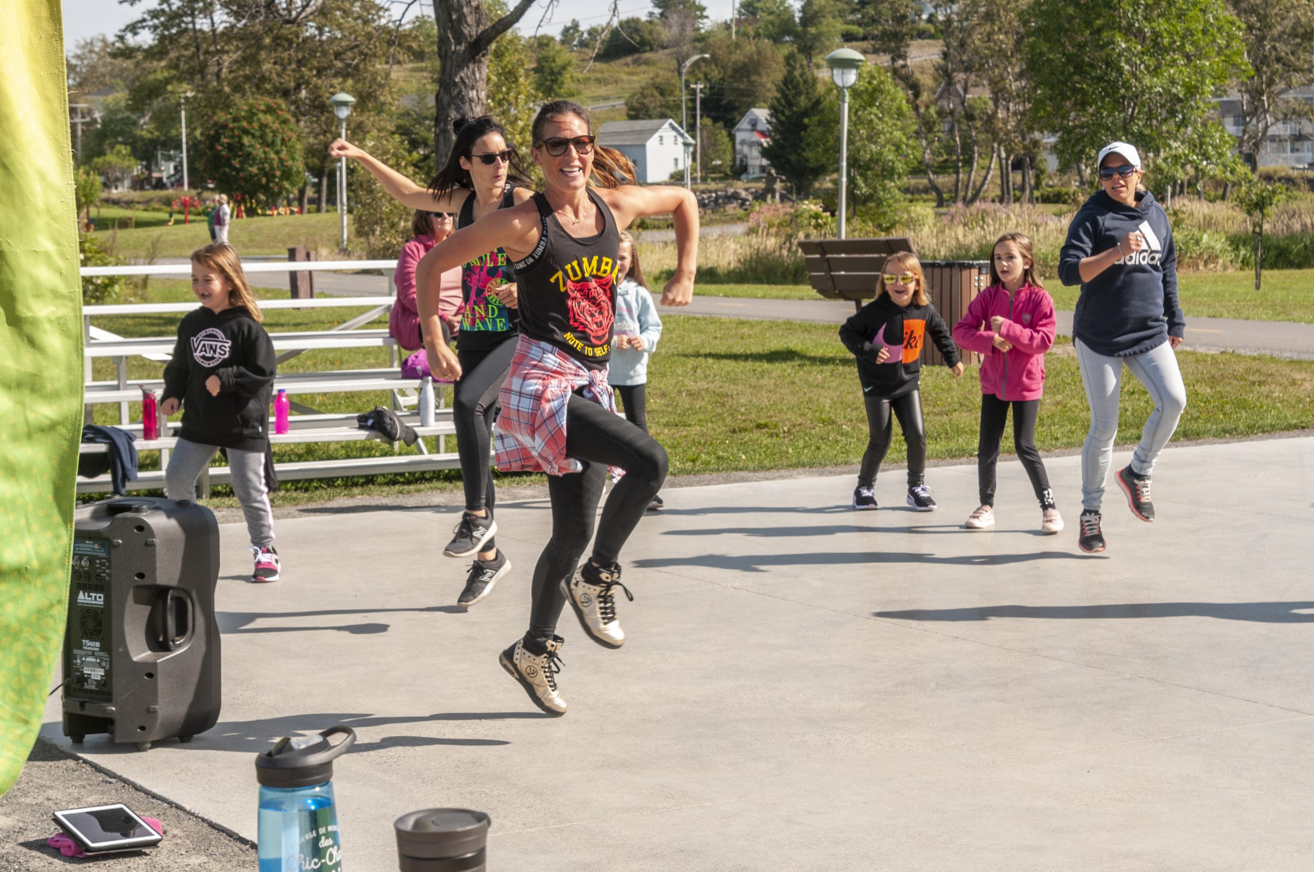 Un cours de Zumba au parc des Îles à Matane à l’occasion des Samedis Dégourdis.