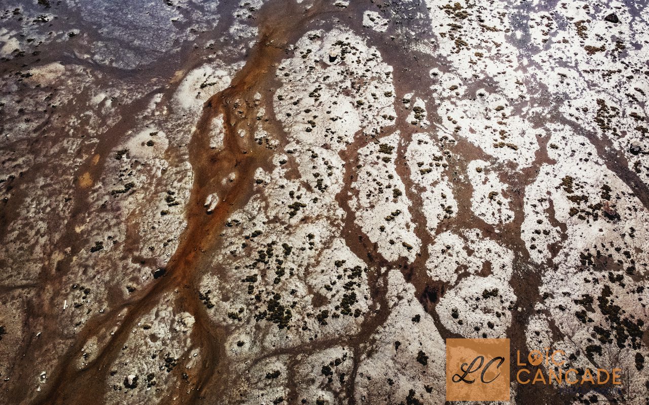 Vue aérienne d’eau s’écoulant dans la terre.