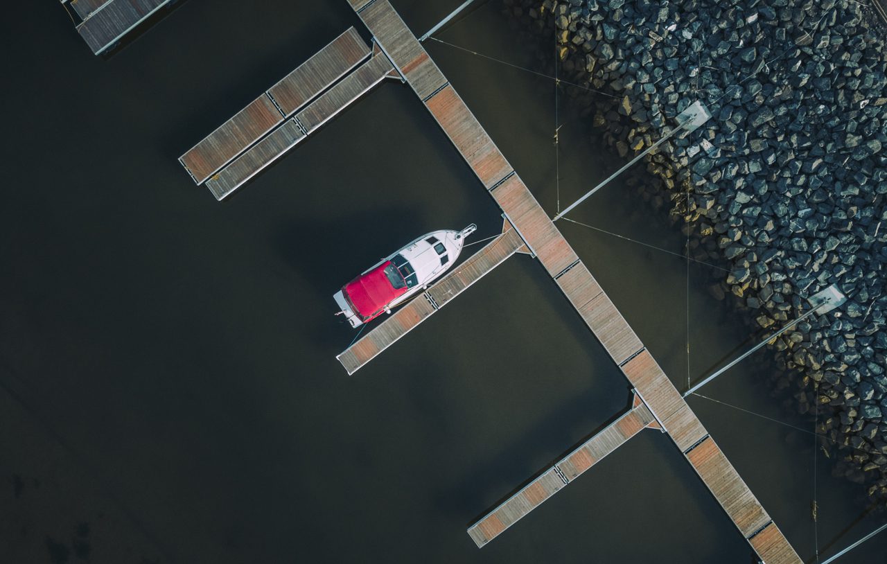 Vue aérienne d’un bateau à quai aux pontons de la marina de Matane.