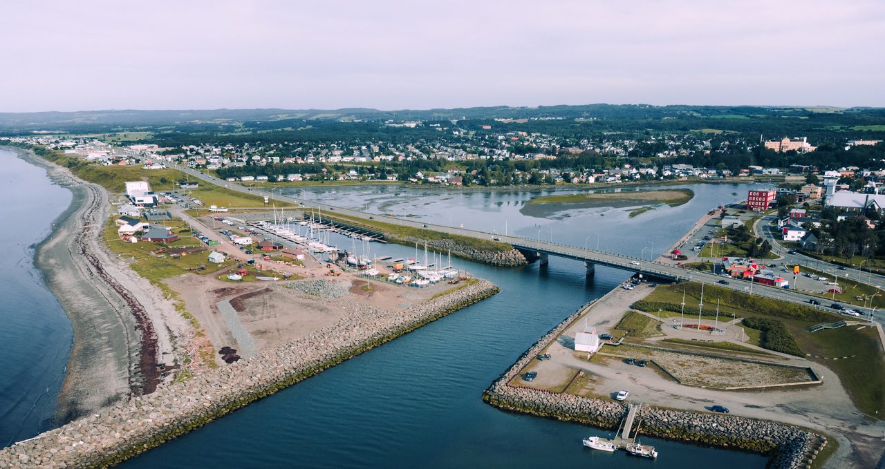 Vue aérienne de l’embouchure de la rivière Matane et de la marina.