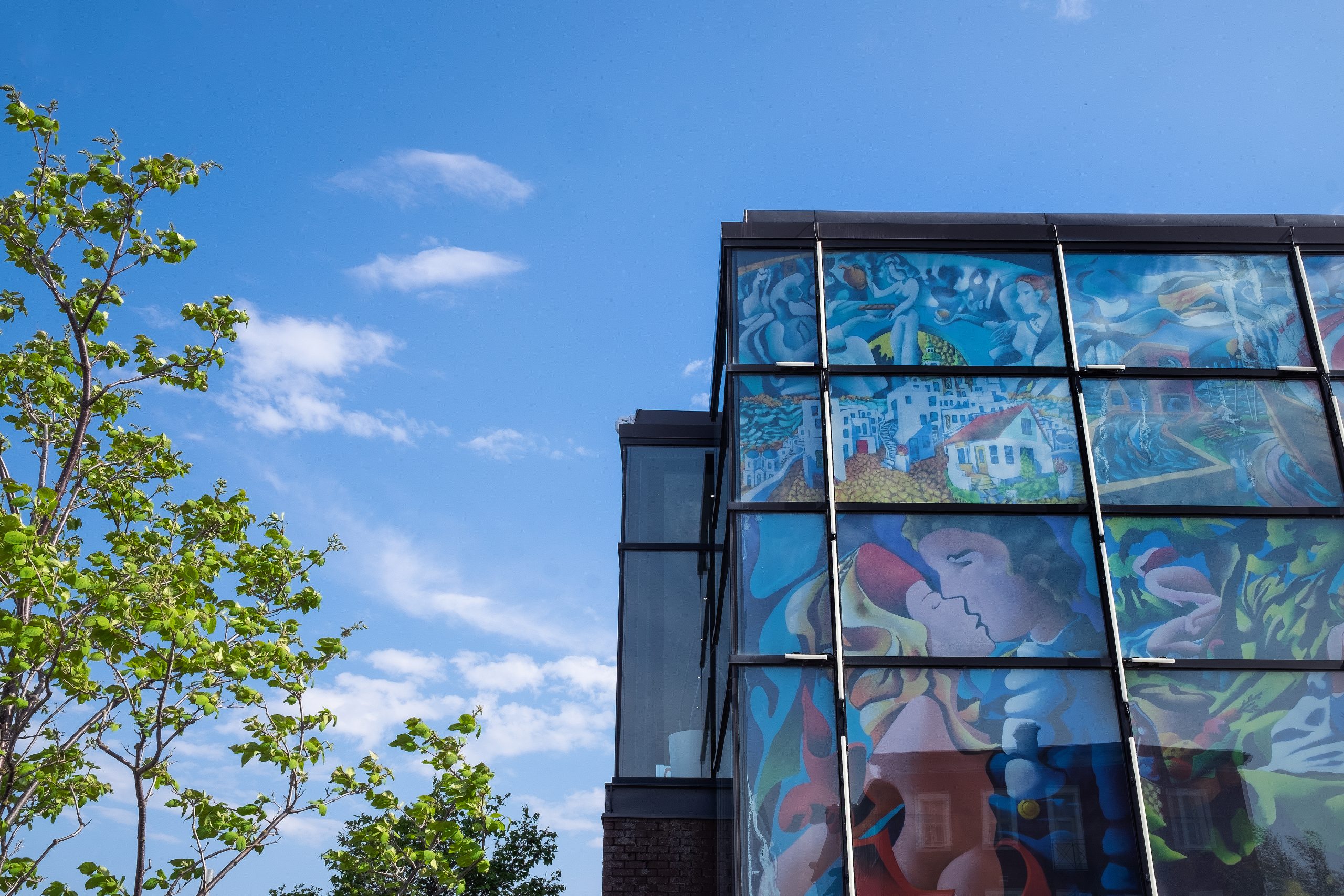 Exposition dans la vitrine du Complexe Culturel Joseph-Rouleau à Matane où se situent le centre d’art et la bibliothèque.