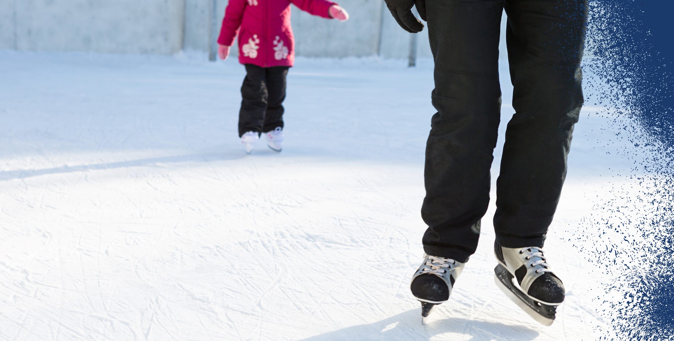 Les jambes d’un parent patinant avec son enfant.