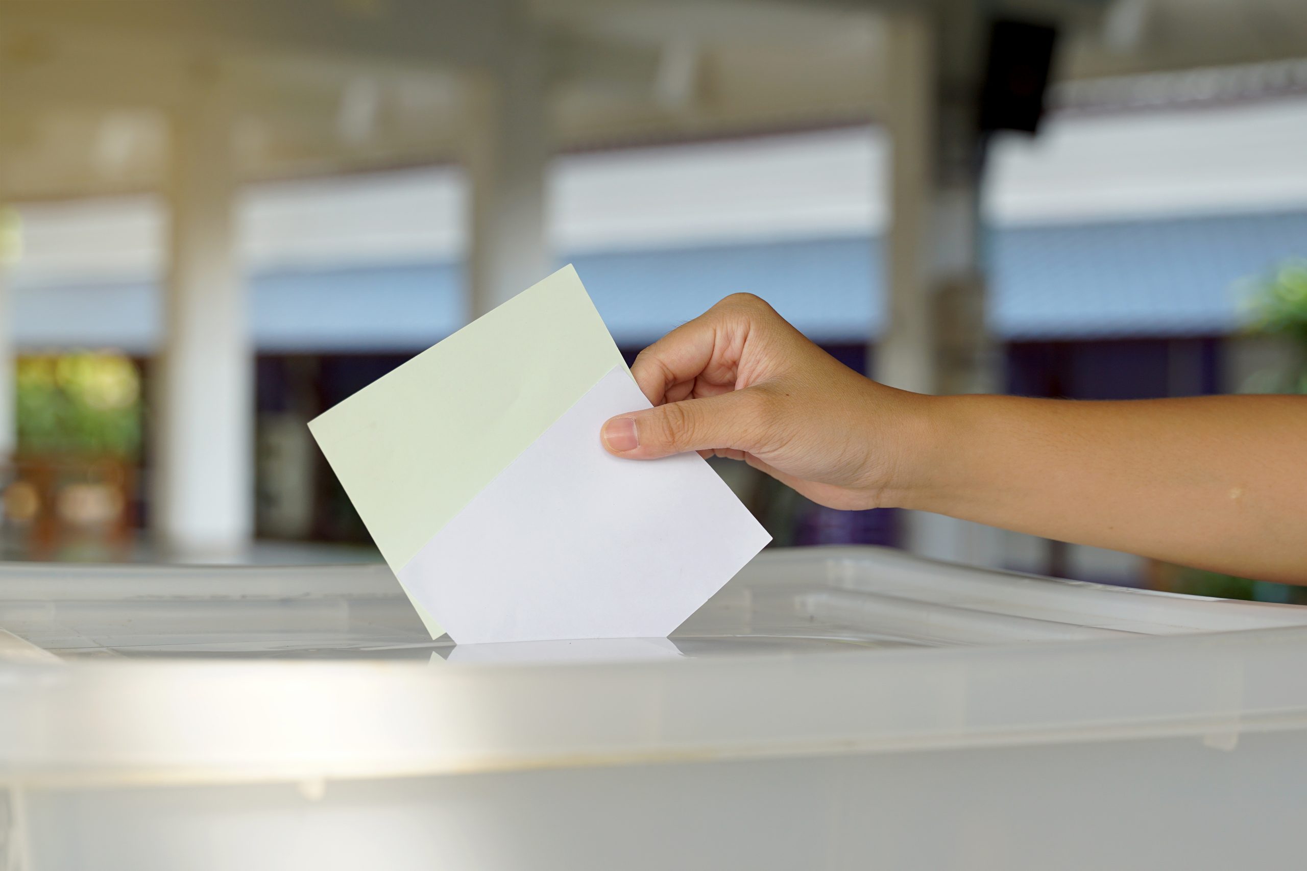 Un bulletin de vote déposé dans une urne.