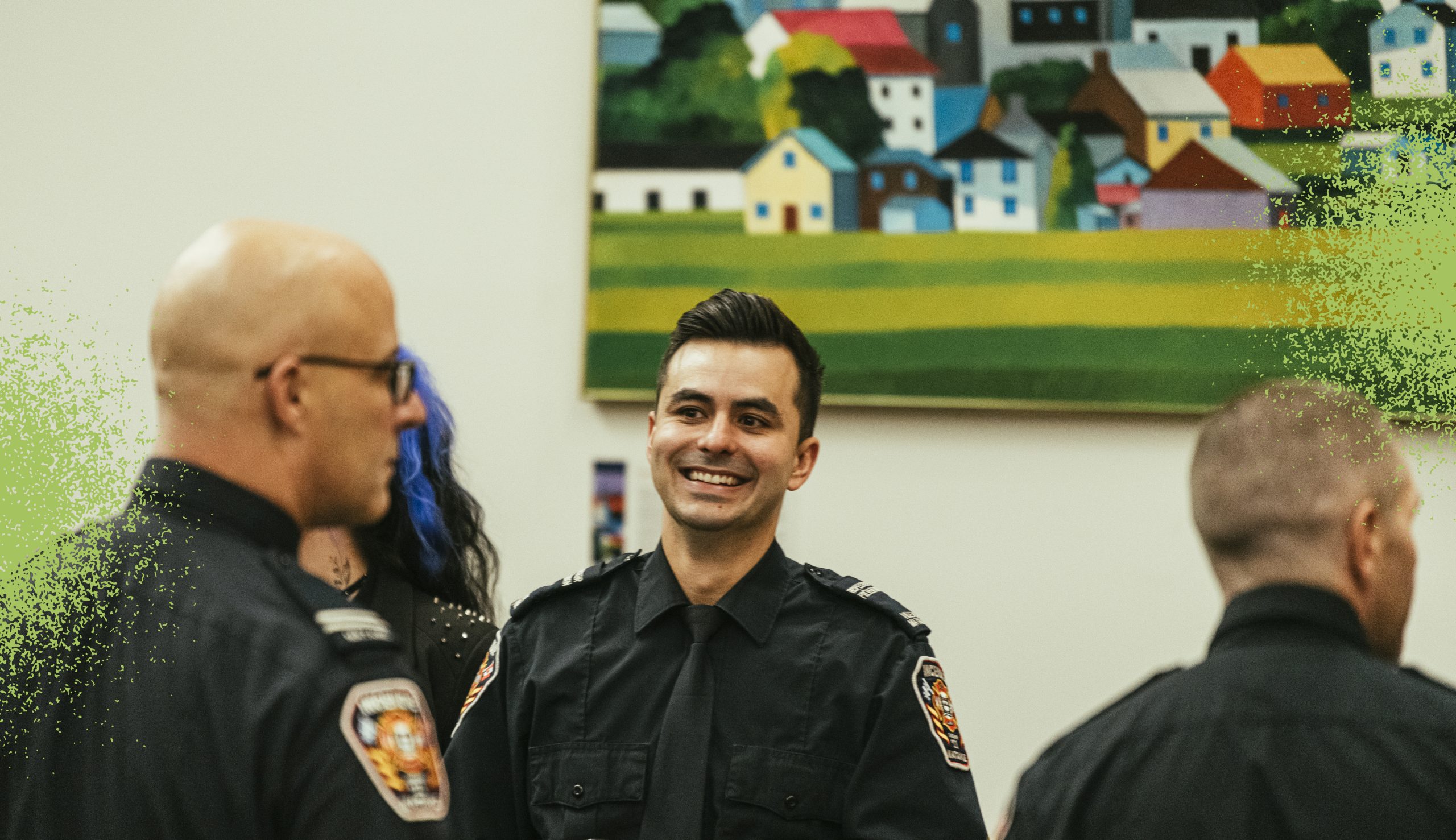 Trois pompiers de la Ville de Matane pris sur le vif devant une toile du peintre Claude Picher.