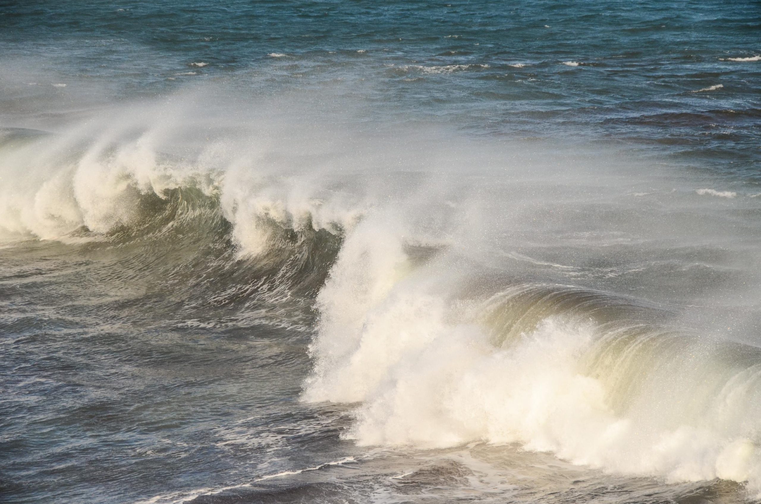 De grandes vagues sur le fleuve Saint-Laurent.