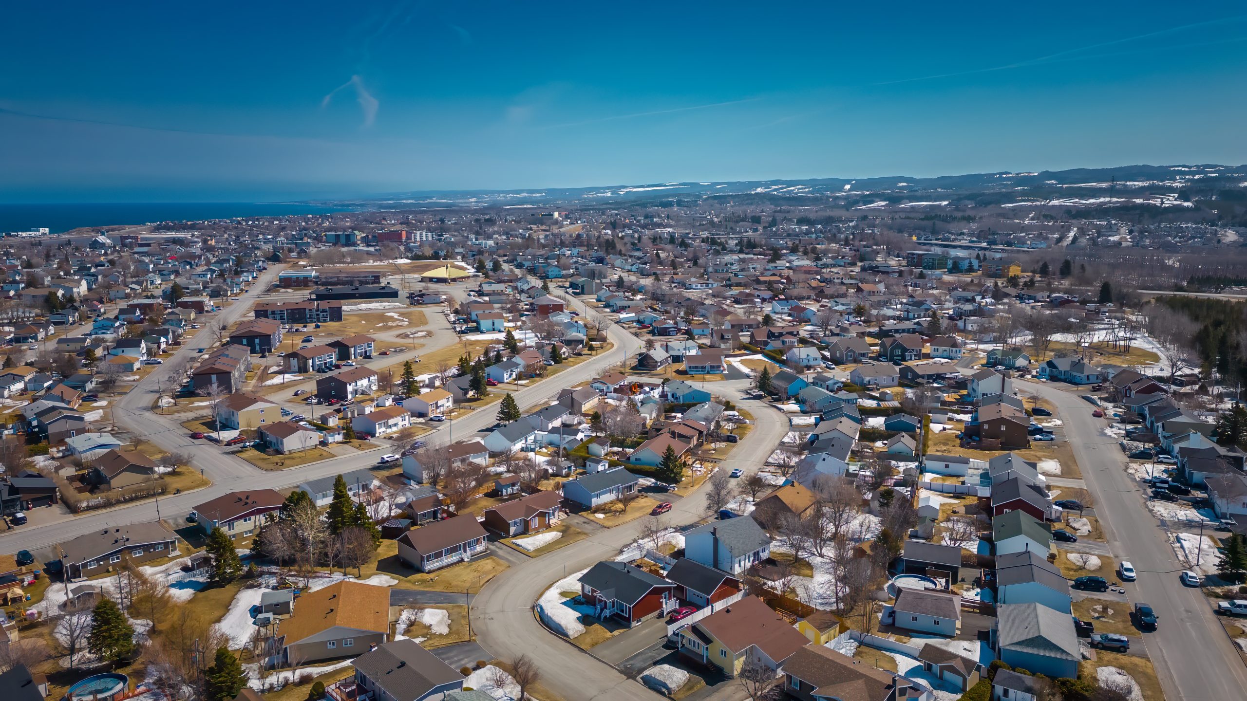 Vue du ciel de la ville de Matane incluant la rivière et le parc des Îles. 