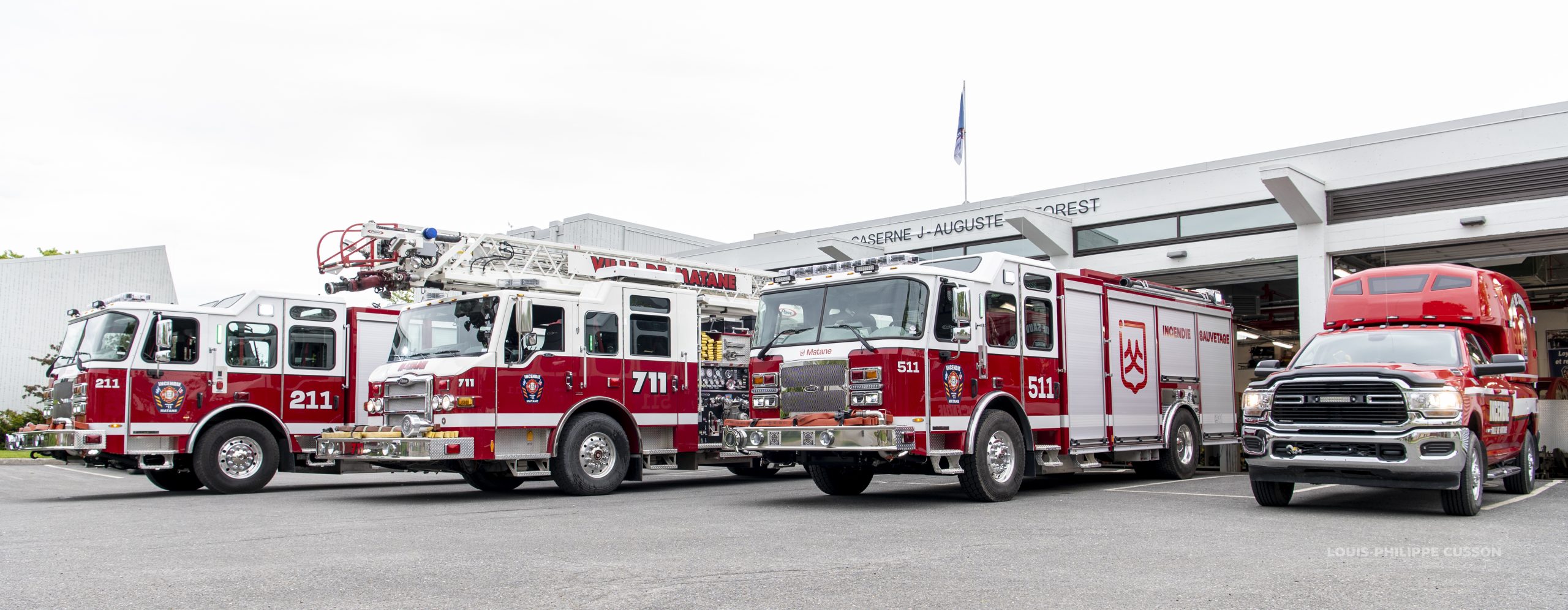 Les véhicules du Service de la sécurité incendie devant la caserne près de l’hôtel de ville de Matane.