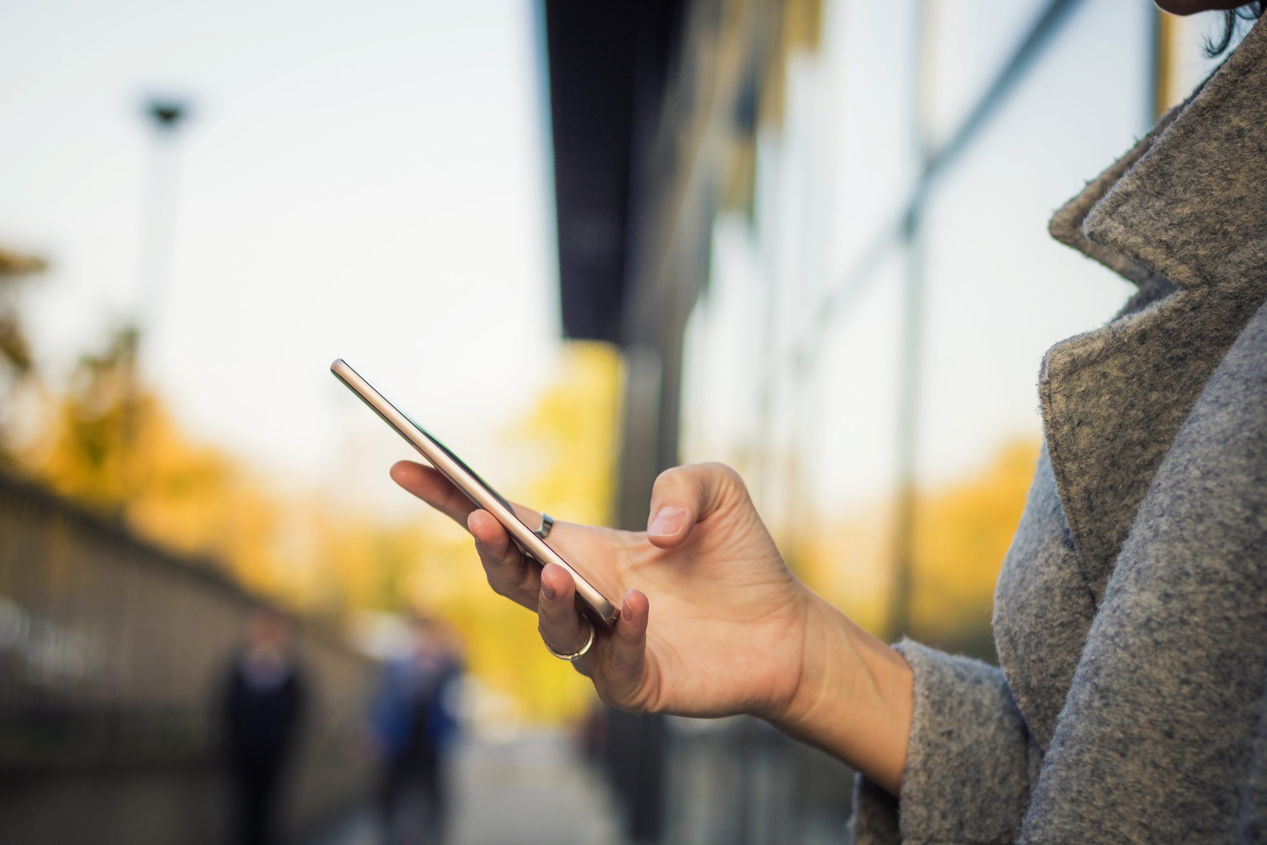 Une personne consultant son cellulaire.